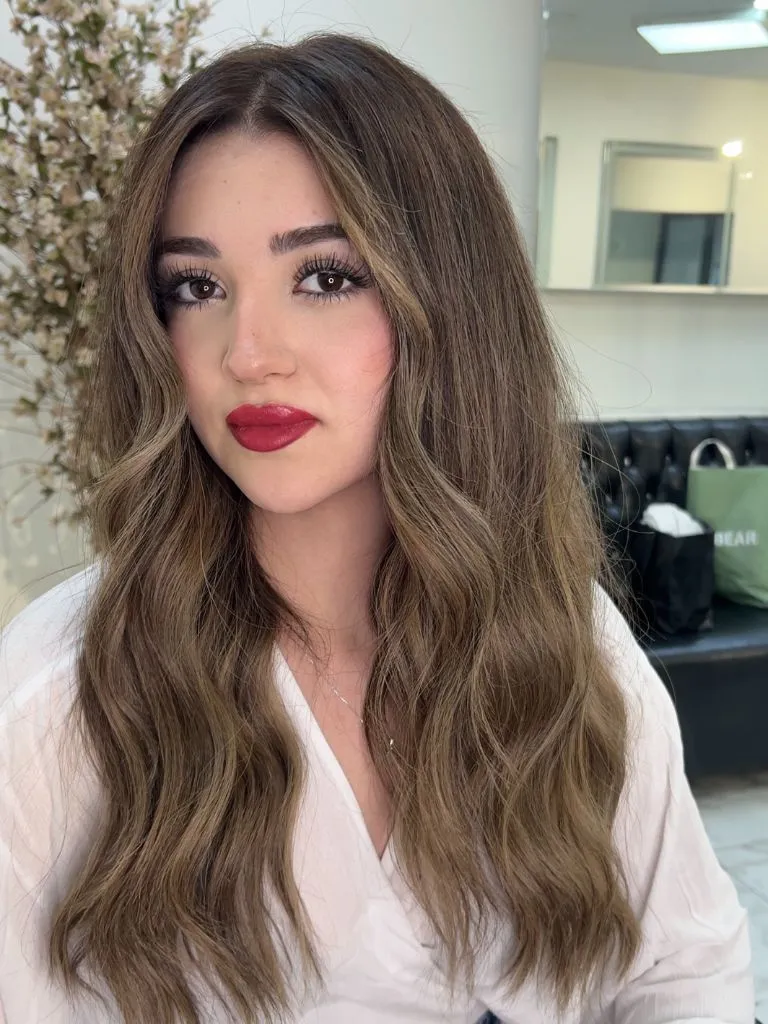 Fall Hair Colour Ideas 2026 Natural Bronde with Loose Waves and a Bold Lip for Fall Evenings