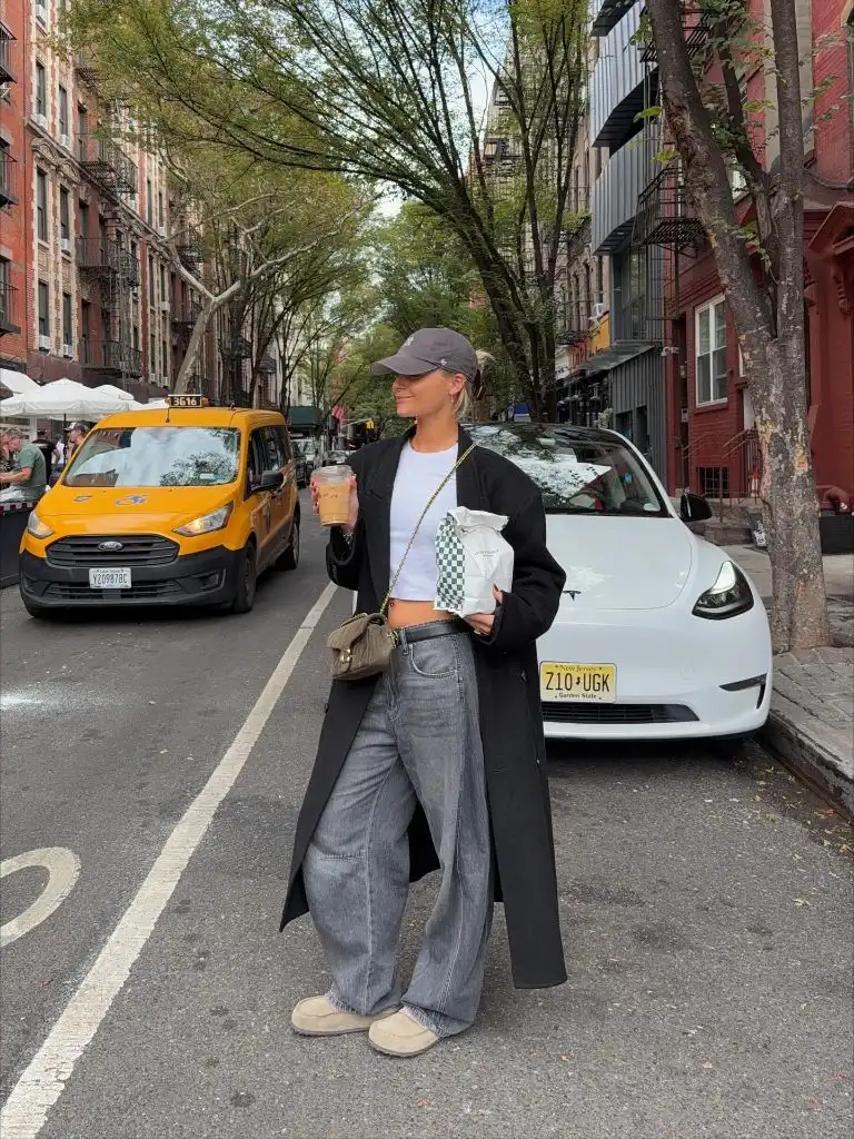 Fall Classy Outfits Women 2026 Longline Black Coat With Baggy Jeans for City Errands