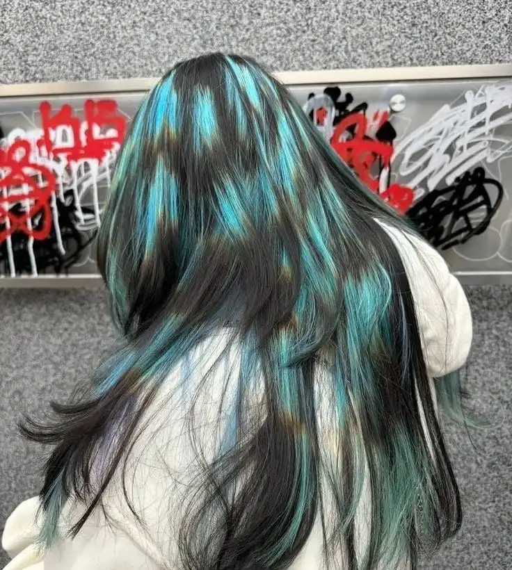 August Hairstyles And Color Ideas 2026 Teal And Turquoise Money Pieces On A Long Black Layered Cut