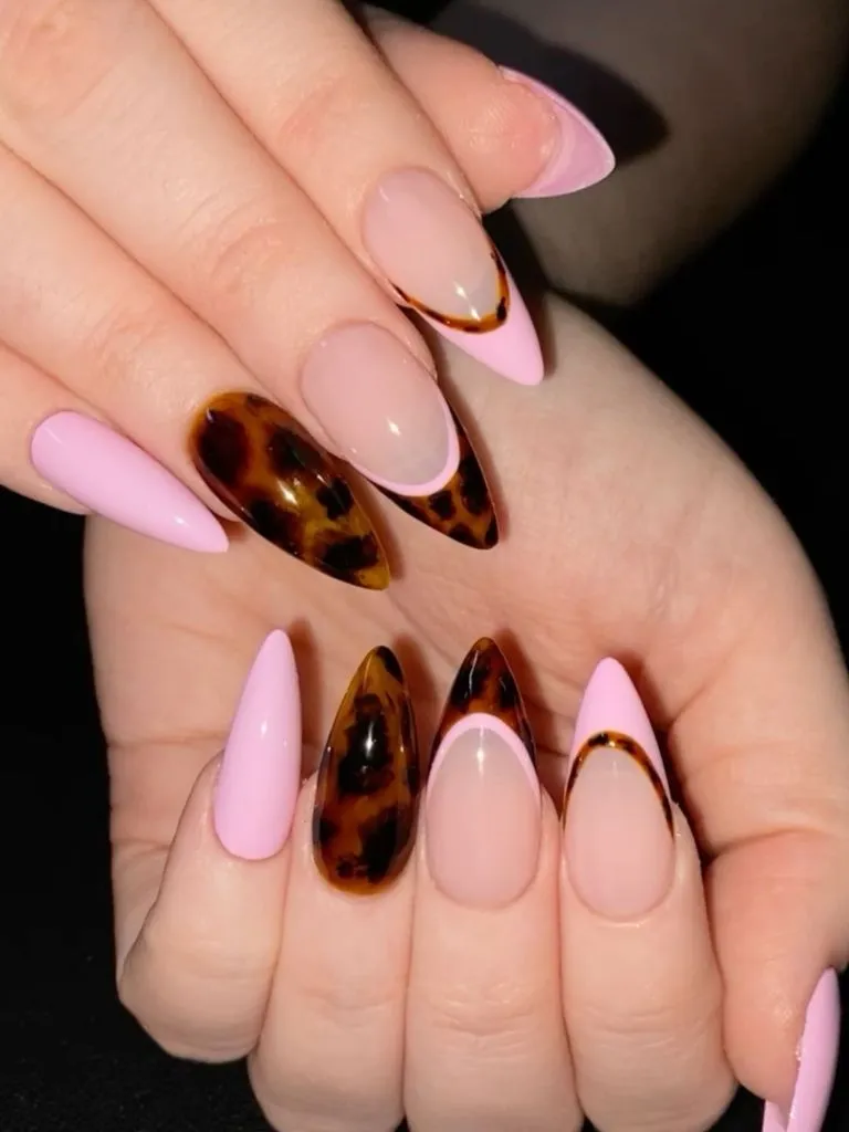 August Nails Ideas 2026 Pink and Tortoiseshell Stiletto Nails for a Playful Two-Tone Look