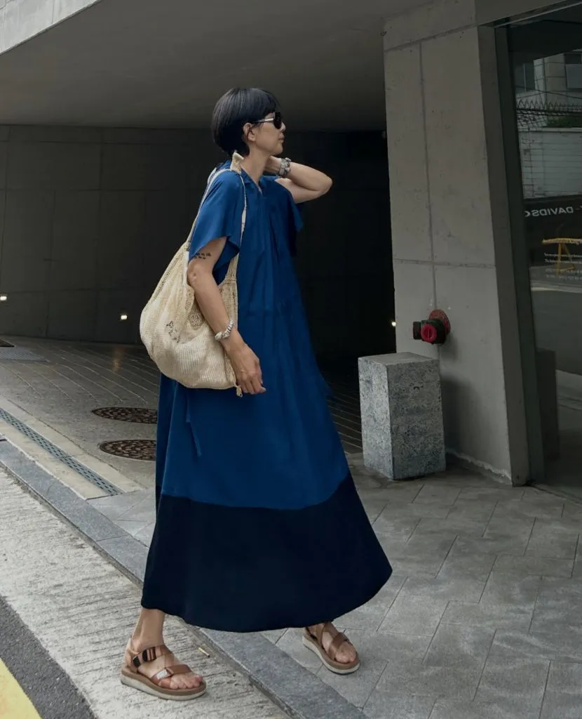 Midi Skirt Fall Outfit 2026 Two-Tone Blue Maxi Dress For Effortless Weekend Days