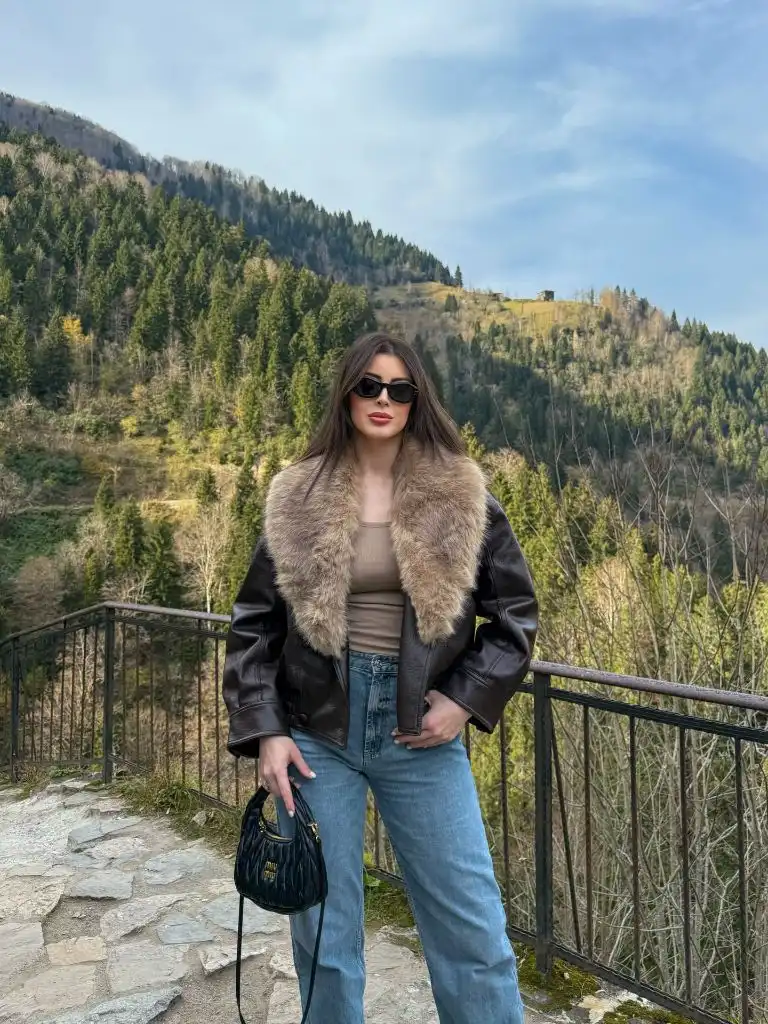 What Are the Best Fall Outfits for Casual Days 2026 Cropped Shearling Jacket In The Mountains