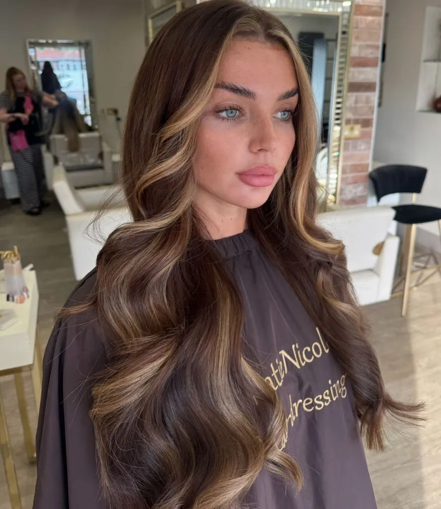 Fall Hairstyles for Office 2026 Glamorous Highlighted Waves with Money Piece Framing