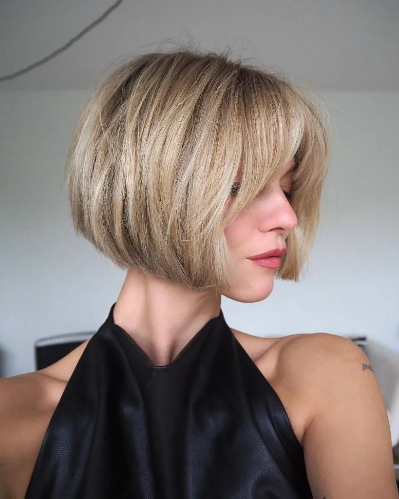 Fall Hairstyles for Short Hair 2026 Textured Blonde Bob with Choppy Layers and Side Part