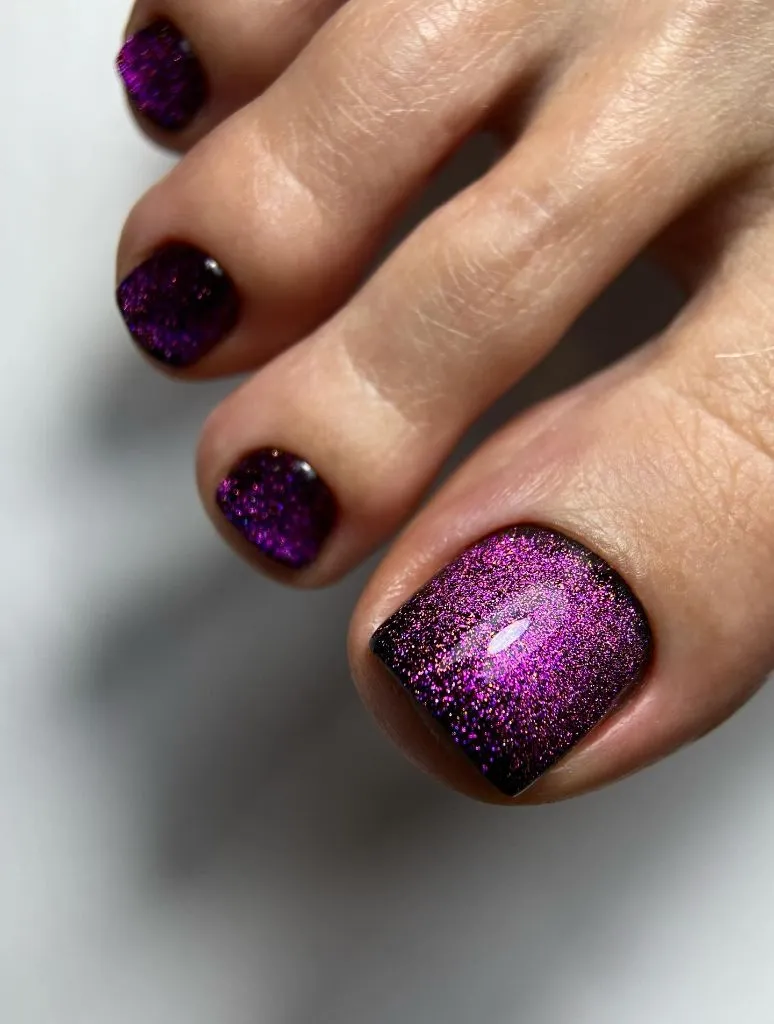 August Toe Nails 2026 Purple Shimmer Cat-Eye Pedicure for a Moody August Glow