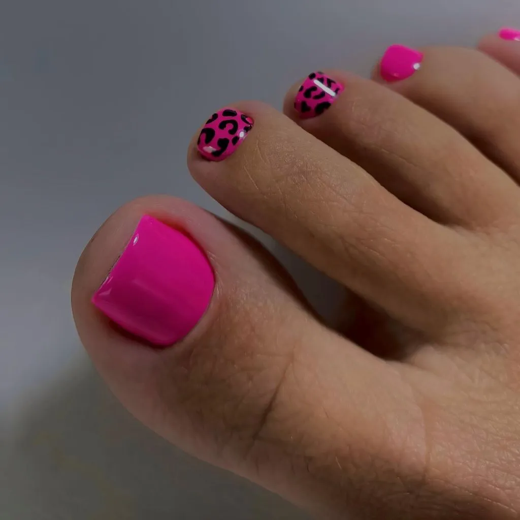 August Pedicure Nails Ideas 2026 Hot Pink Leopard Print Toes for an August Night-Out Pedicure