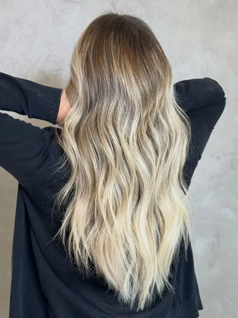 Fall Blonde Hair Colour 2026 Warm Blonde Balayage Waves with Creamy Ends for Fall Evenings