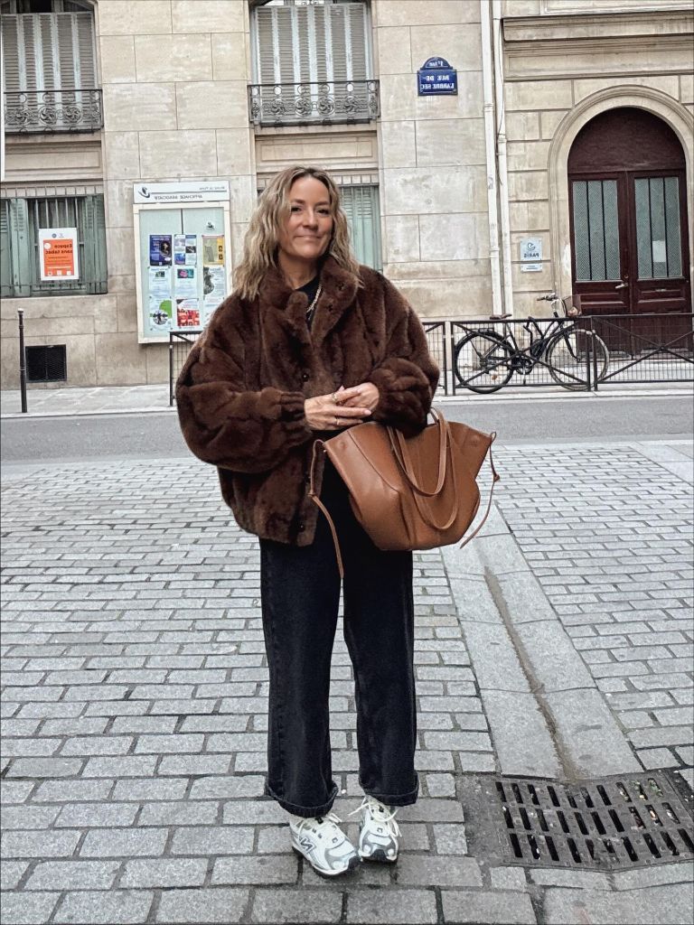 Fall Mom Outfits 2026 Dark Faux Fur Jacket For Paris Mornings