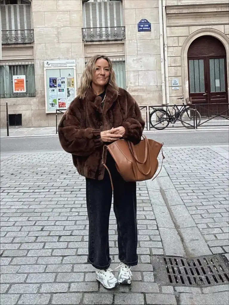 Fall Mom Outfits 2026 Dark Faux Fur Jacket For Paris Mornings