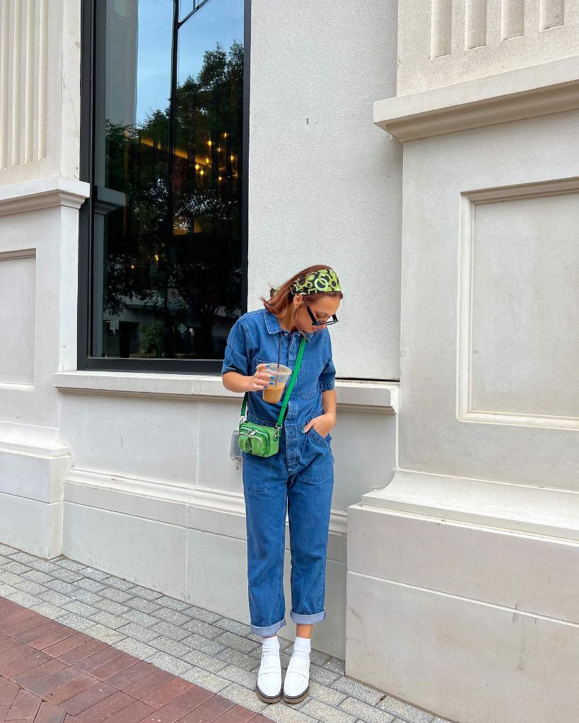 Fall Mom Outfits 2026 Denim Jumpsuit With Green Crossbody Pop