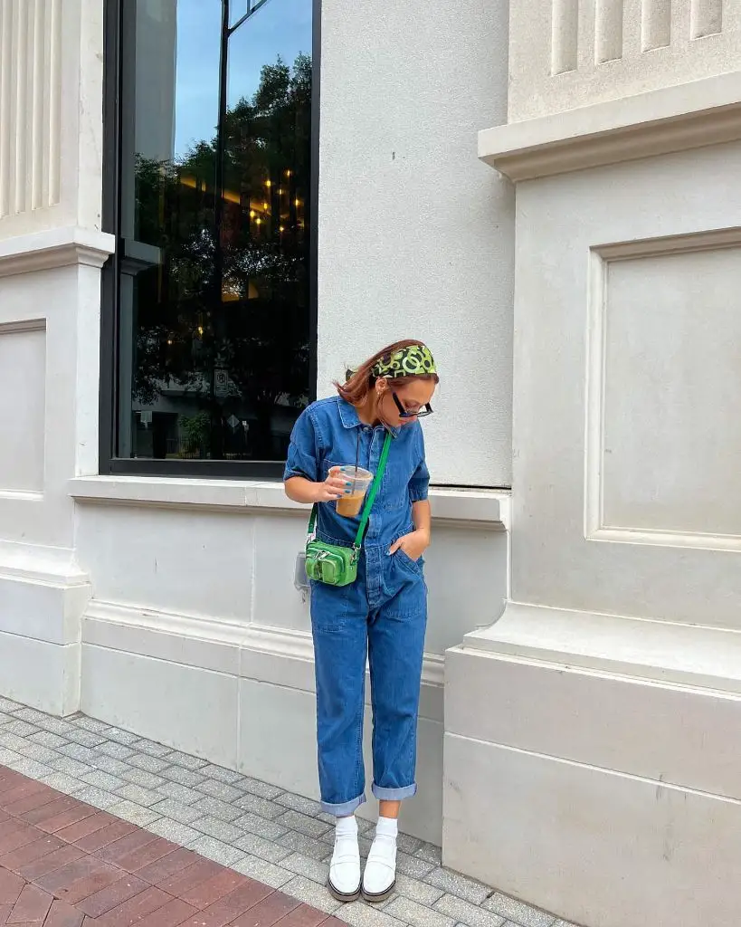 Fall Mom Outfits 2026 Denim Jumpsuit With Green Crossbody Pop