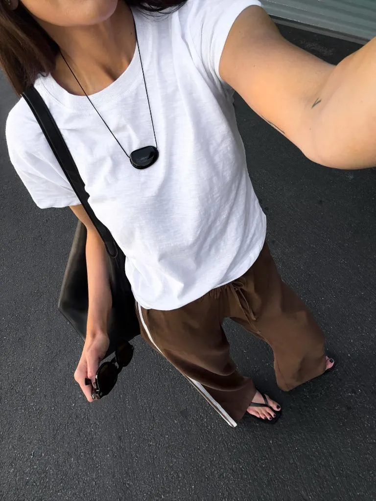 Fall Travel Outfits 2026 White Tee And Brown Drawstring Pants For Warm-Weather Stopovers