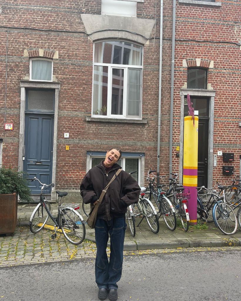 Fall Travel Outfits 2026 Dark Brown Bomber With Flared Jeans For Belgian Side Streets