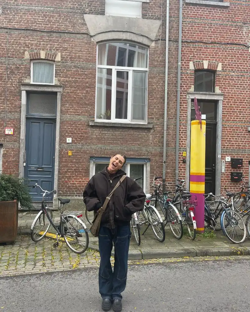 Fall Travel Outfits 2026 Dark Brown Bomber With Flared Jeans For Belgian Side Streets
