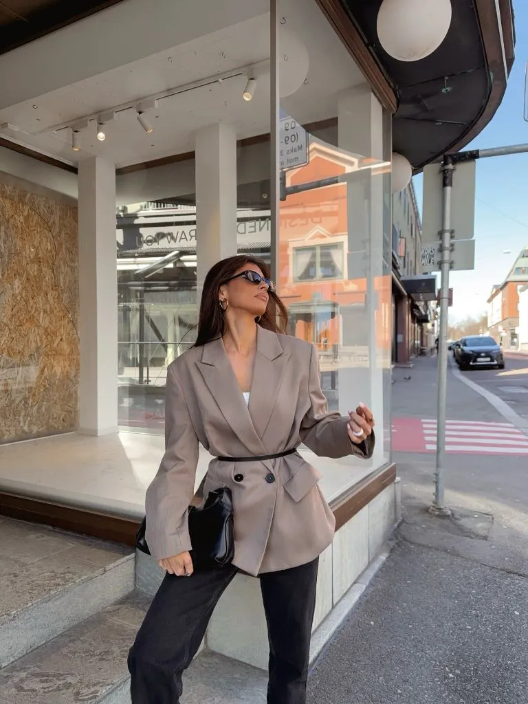 Fall Outfits for 2026 Taupe Belted Blazer With Dark Denim and Black Accessories