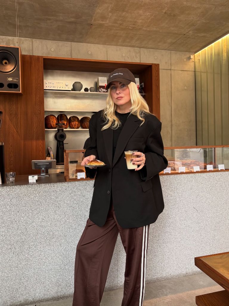 Nice Fall Outfits 2026 Oversized Black Blazer With Brown Track Pants for Weekend Mornings