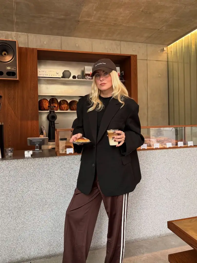 Nice Fall Outfits 2026 Oversized Black Blazer With Brown Track Pants for Weekend Mornings