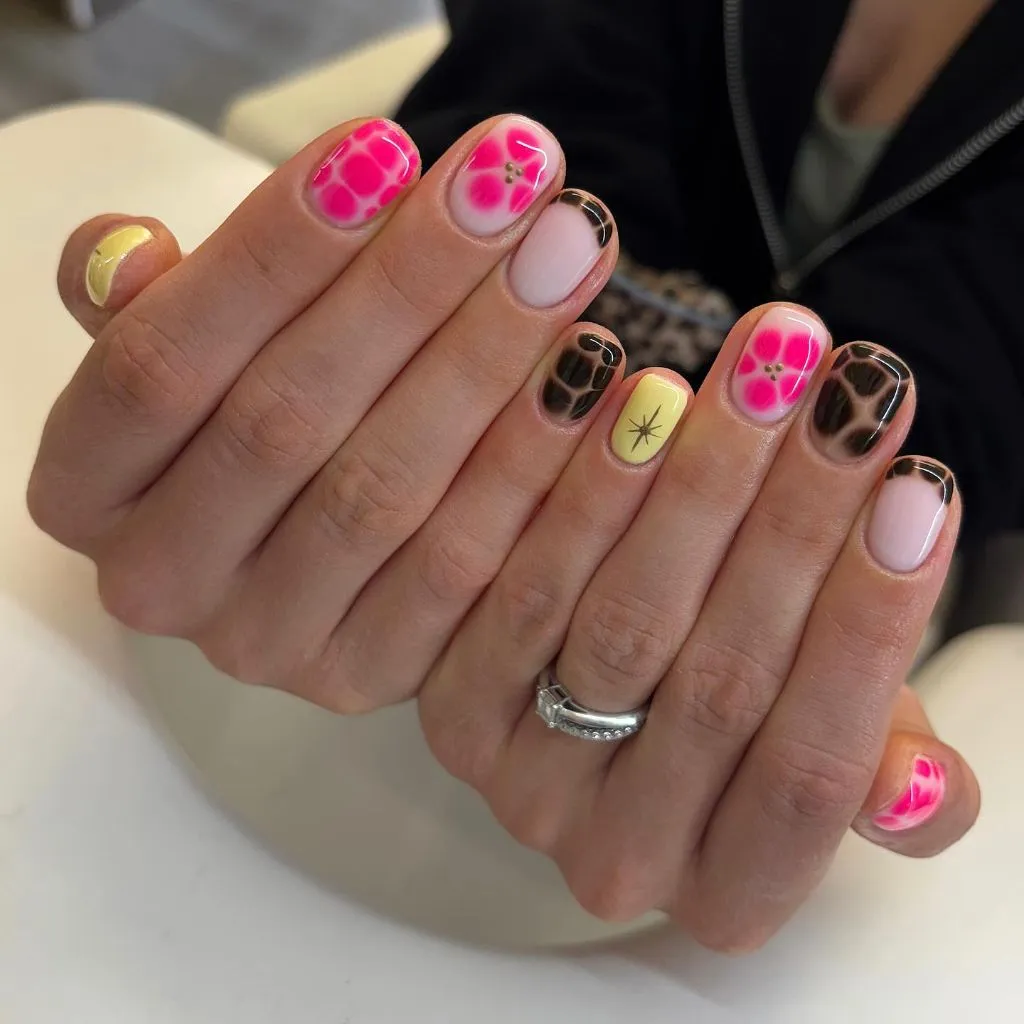 August Nails Ideas 2026 Pink Flower and Giraffe-Print Short Nails for a Fun Mixed Design