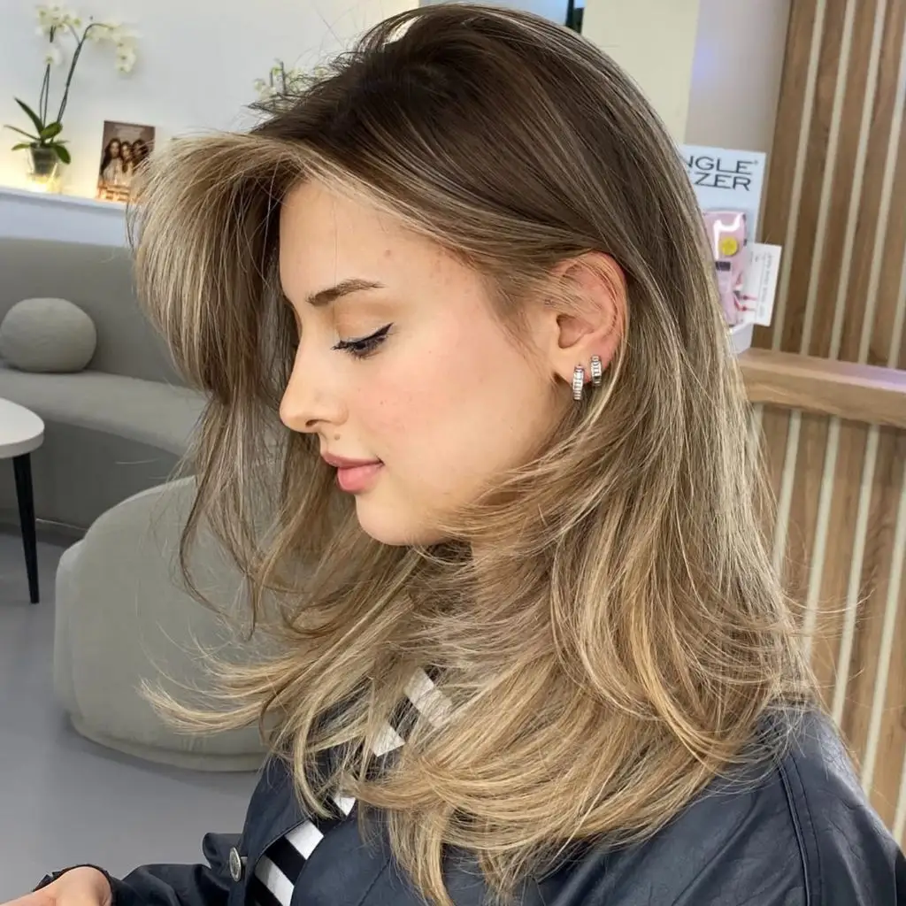 Fall Blonde Hair Colour 2026 Warm Honey Blonde Layers with Soft Curtain Framing for Autumn