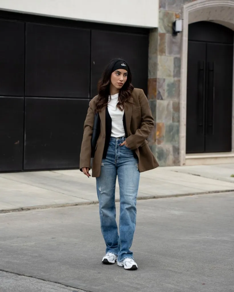 Comfy Fall Outfits 2026 Brown Blazer and Boyfriend Jeans for an Effortless Weekend