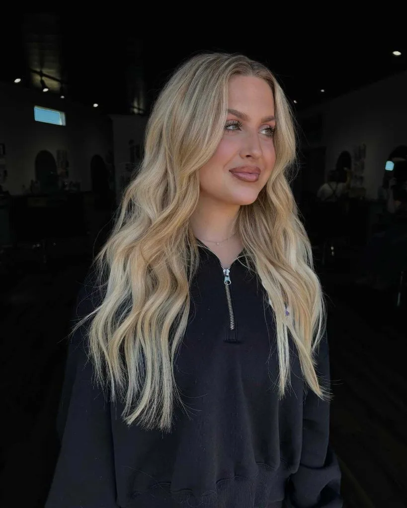 Fall Hairstyles 2026 Warm Beach Blonde Waves with Soft Curtain Layers