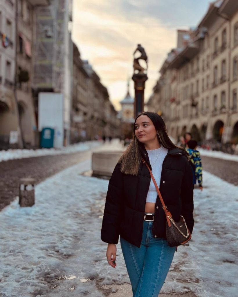 Fall Travel Outfits 2026 Black Puffer Coat Over White Crop For Snowy European Streets