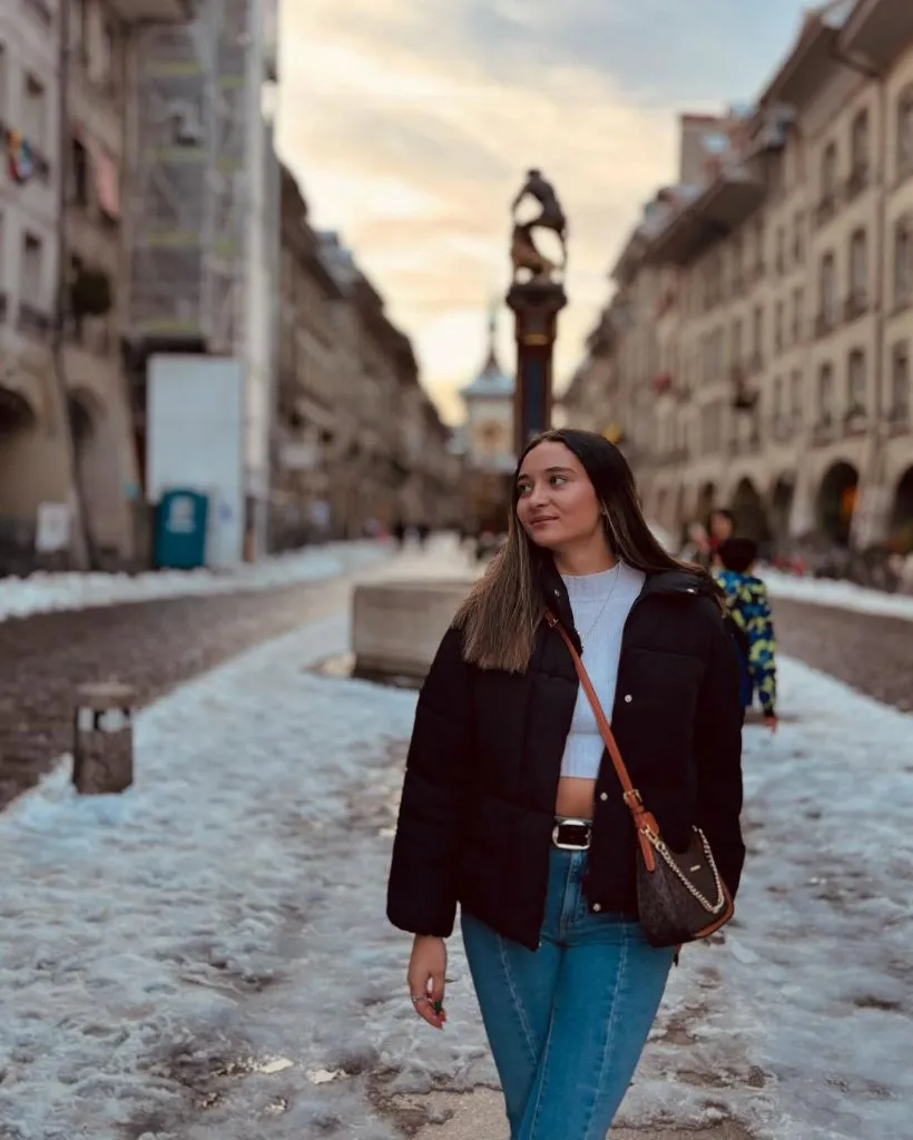 Fall Travel Outfits 2026 Black Puffer Coat Over White Crop For Snowy European Streets