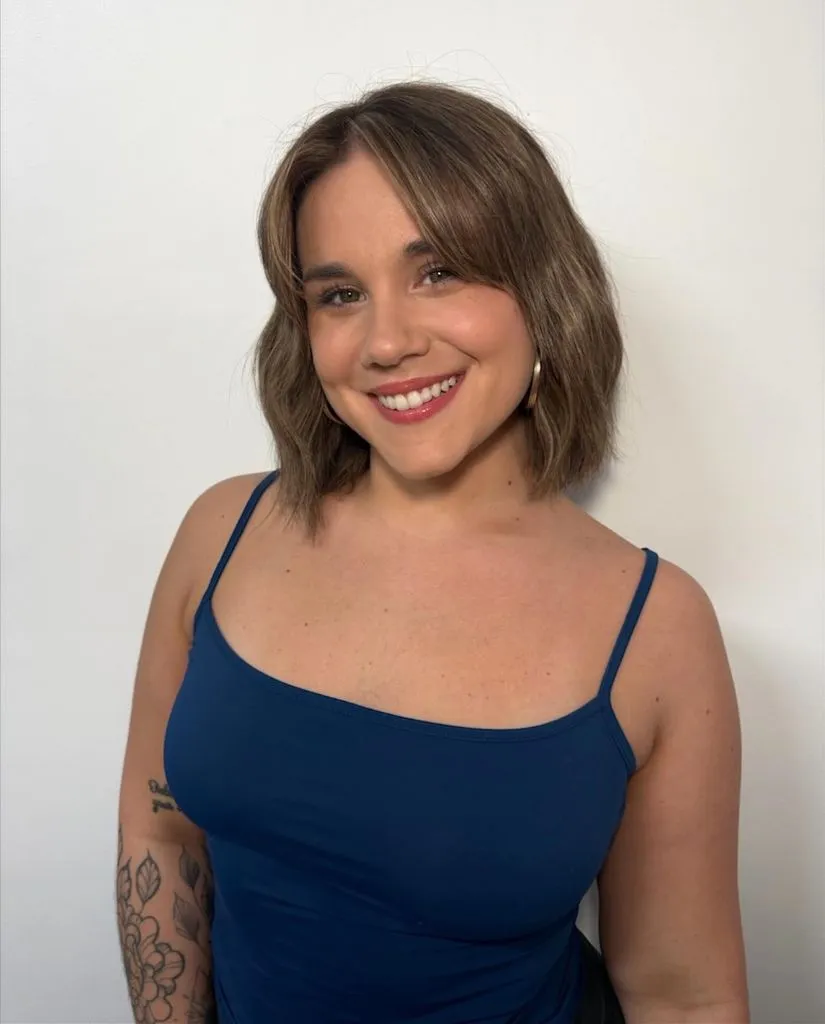 Fall Short Haircuts 2026 Playful Side-Parted Bob With Warm Highlights And Bounce