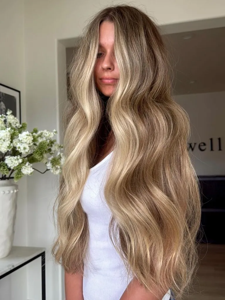 Fall Hairstyles for Long Hair 2026 Golden Honey Blonde with Soft Waves and Natural Movement