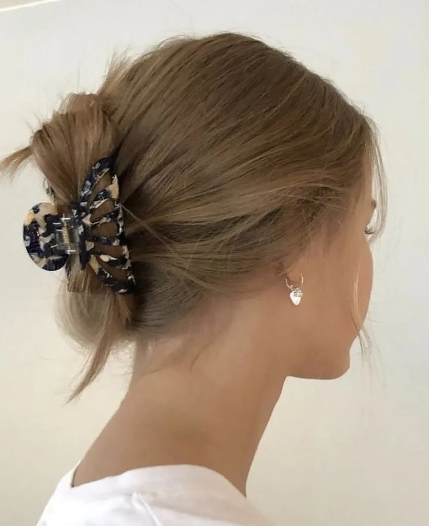 Fall Hairstyles for Office 2026 Relaxed Claw Clip Twist for Cozy Office Mornings