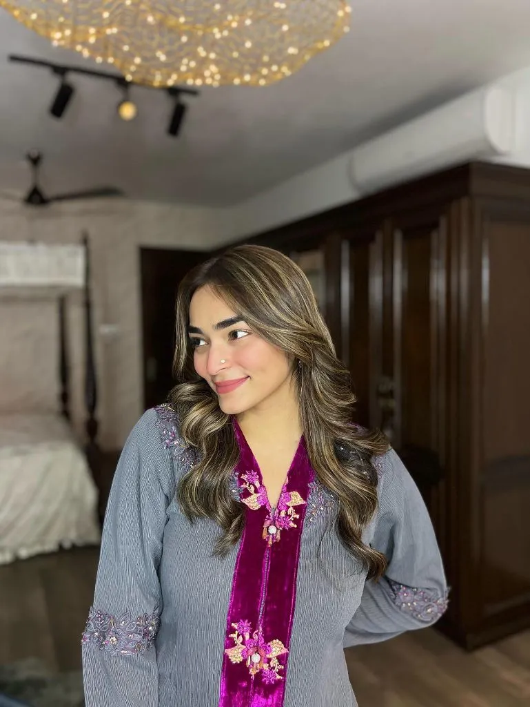Fall Haircuts for Women 2026 Warm Honey Highlights On A Brunette Base With Voluminous Curls