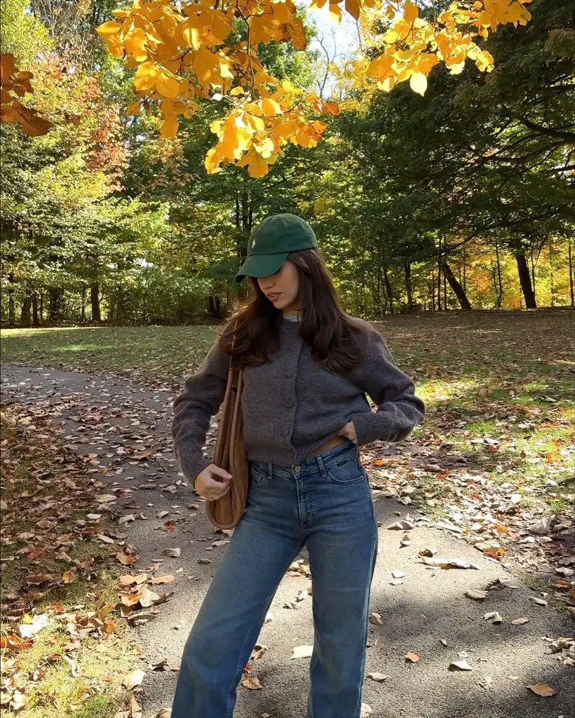 Wide Leg Jeans Outfit Fall 2026 Grey Cardigan and Baseball Cap With Wide Leg Jeans