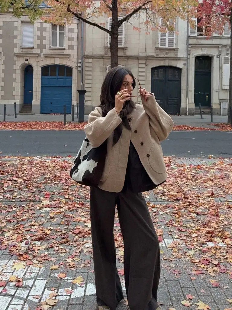 Fall Classy Outfits Women 2026 Oatmeal Jacket and Chocolate Trousers for Leaf-Strewn Streets