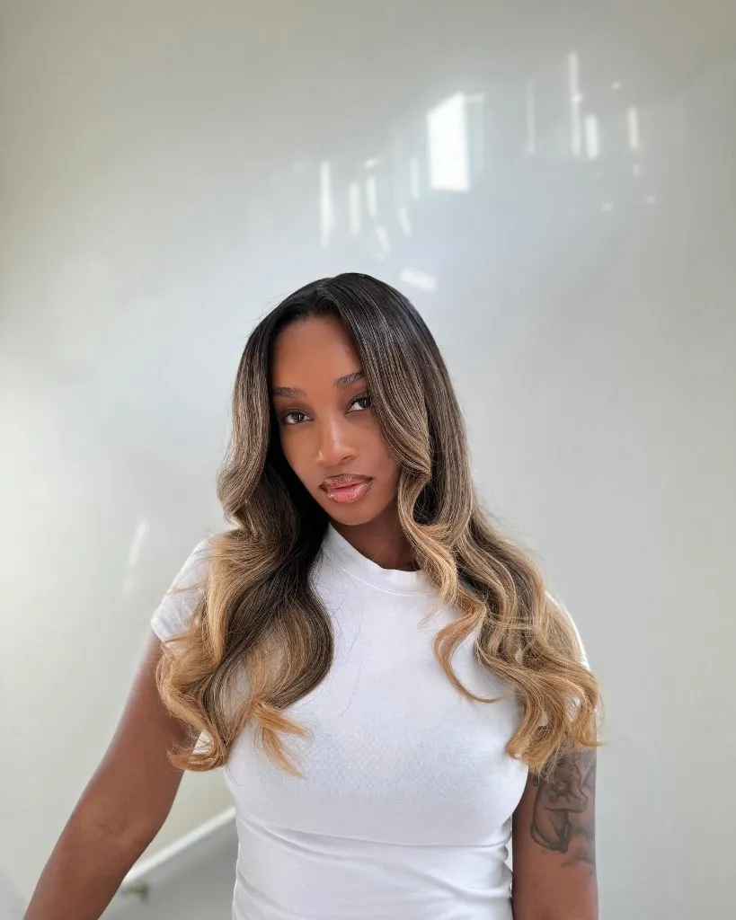 Fall Hair Colors for Black Women 2026 Dark-to-Blonde Ombre Waves with Arm Tattoo