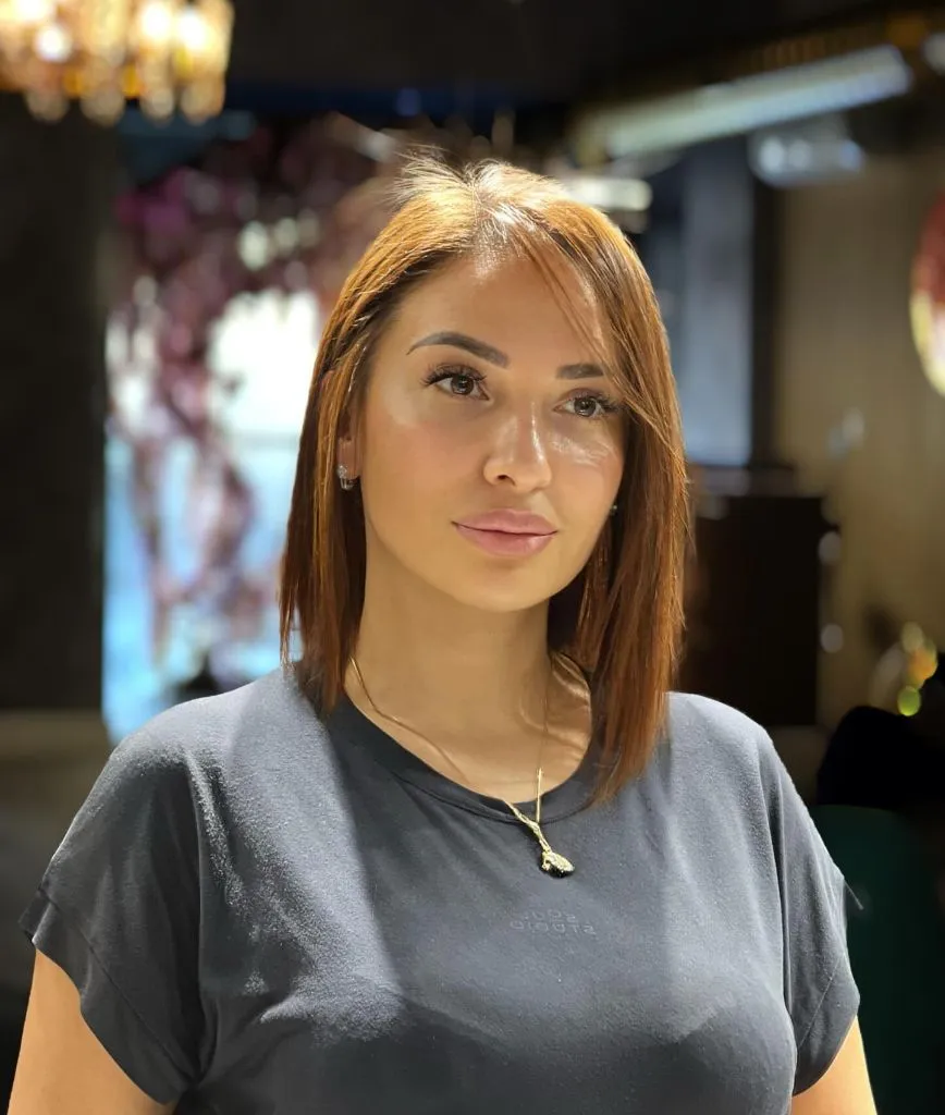 Fall Medium Haircuts 2026 Warm Copper Lob With a Sleek Center Part