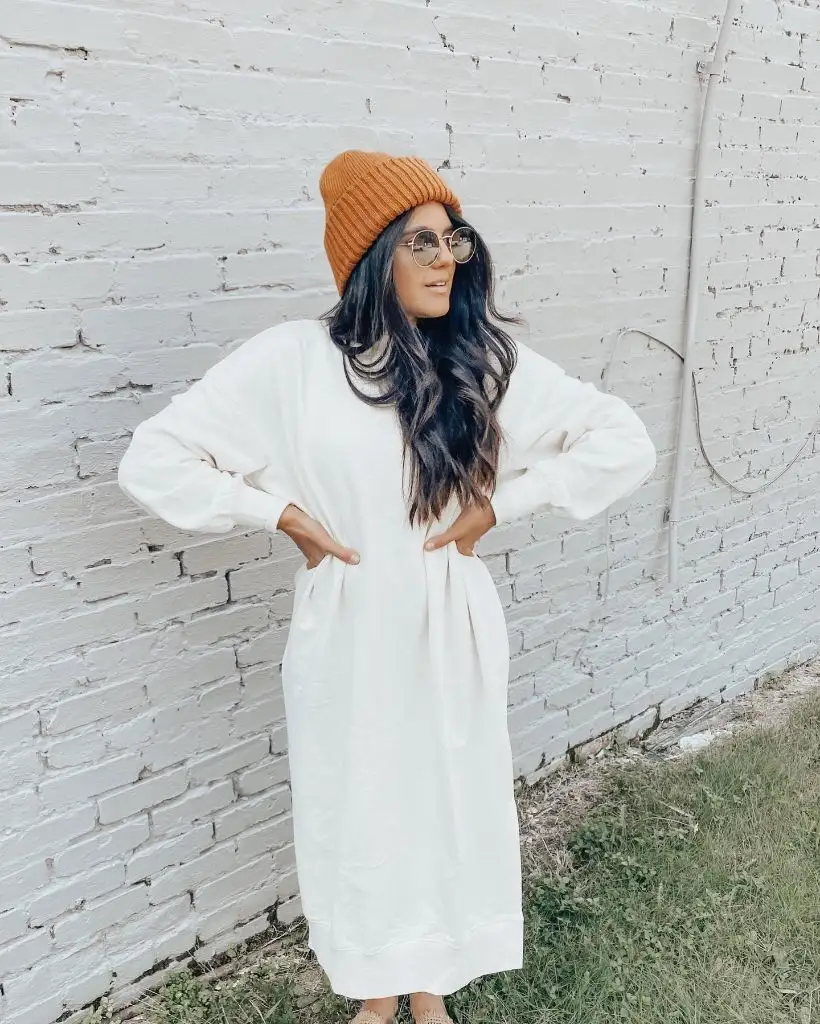 Fall Sweater Dress Outfits 2026 White Sweatshirt Midi With Beanie and Round Glasses for Creative Weekends