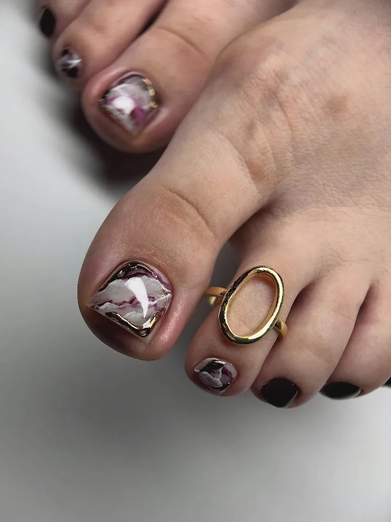 Fall Pedicure Ideas 2026 Marble Stone Accent Pedicure With Gold Foil Border on Short Square Toes