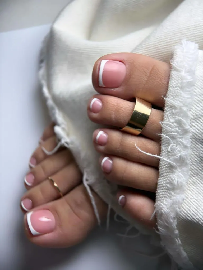 Fall Pedicure Ideas 2026 Classic White French Tip Pedicure on Short Natural Nails