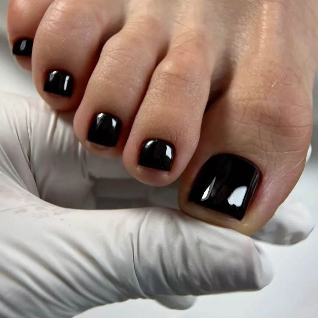 Fall Pedicure Ideas 2026 Glossy Black Pedicure on Short Square Toenails