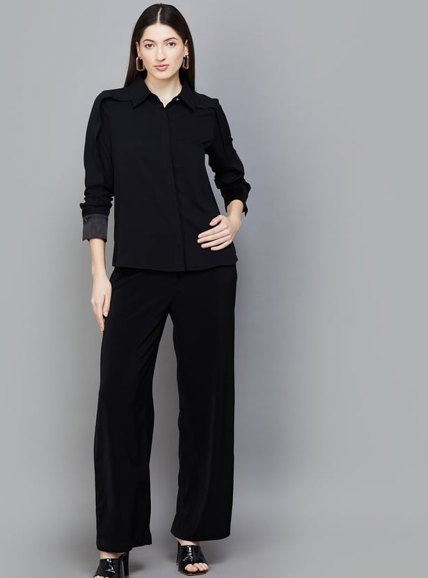 Black Shirt Tucked into Beige Wide-Leg Trousers mujer outfit