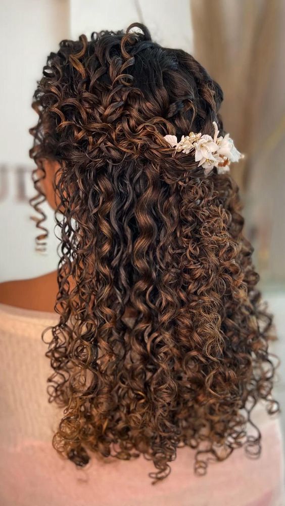 Prom hairstyle: voluminous bouncy curls