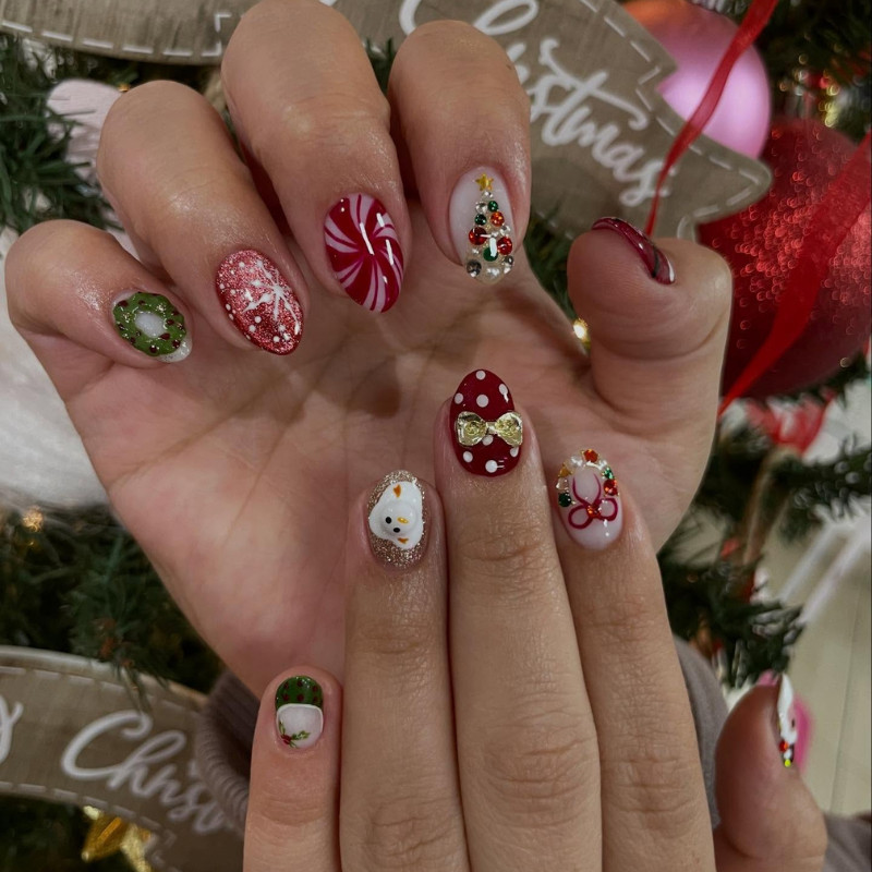 Wreath and Snowman Mix in Classic Christmas Colors snow globe nail design