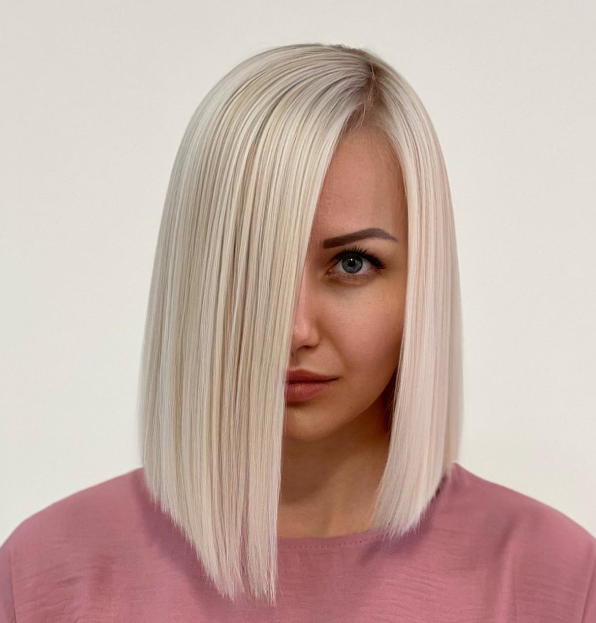 Straight blonde asymmetrical bob