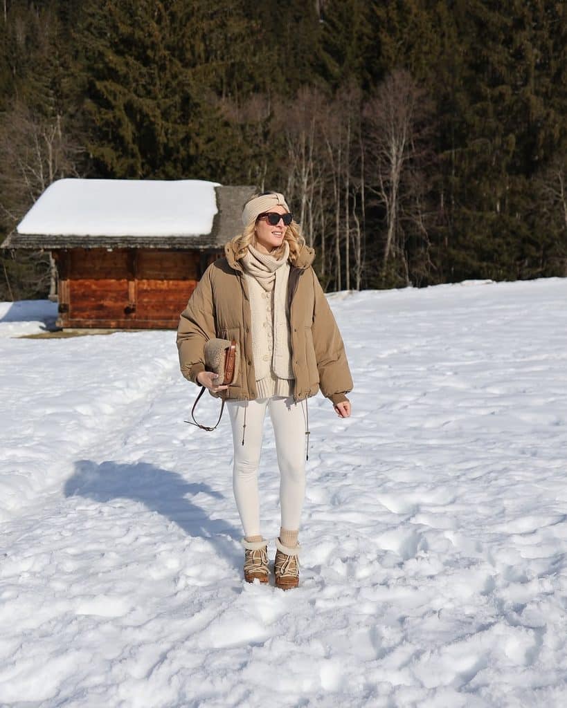 Cloud-White Textured Coat Over Slim Brown Leggings apres ski outfit