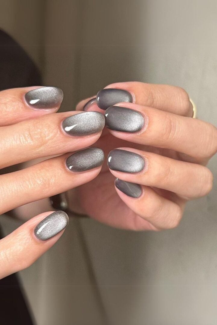 Silver Cat-Eye winter nail manicure