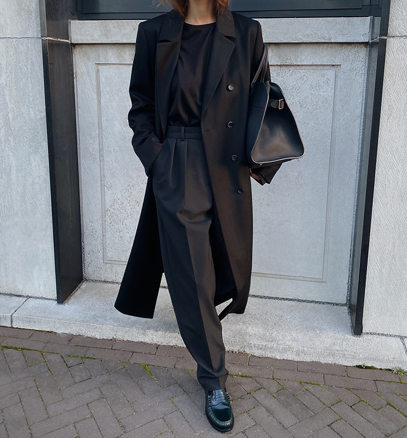 Head-to-Toe Black with a Long Oversized Coat mujer outfit