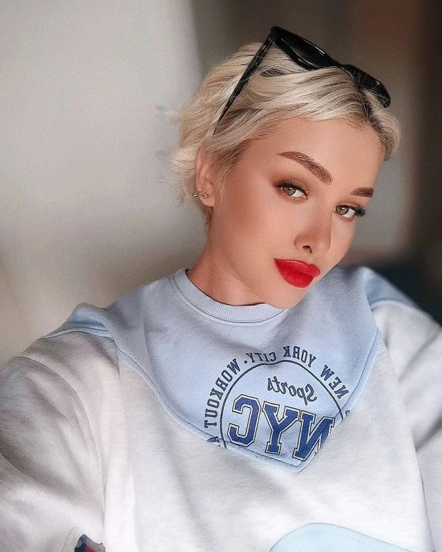 Layered blonde pixie with sun-kissed colour pixie haircut