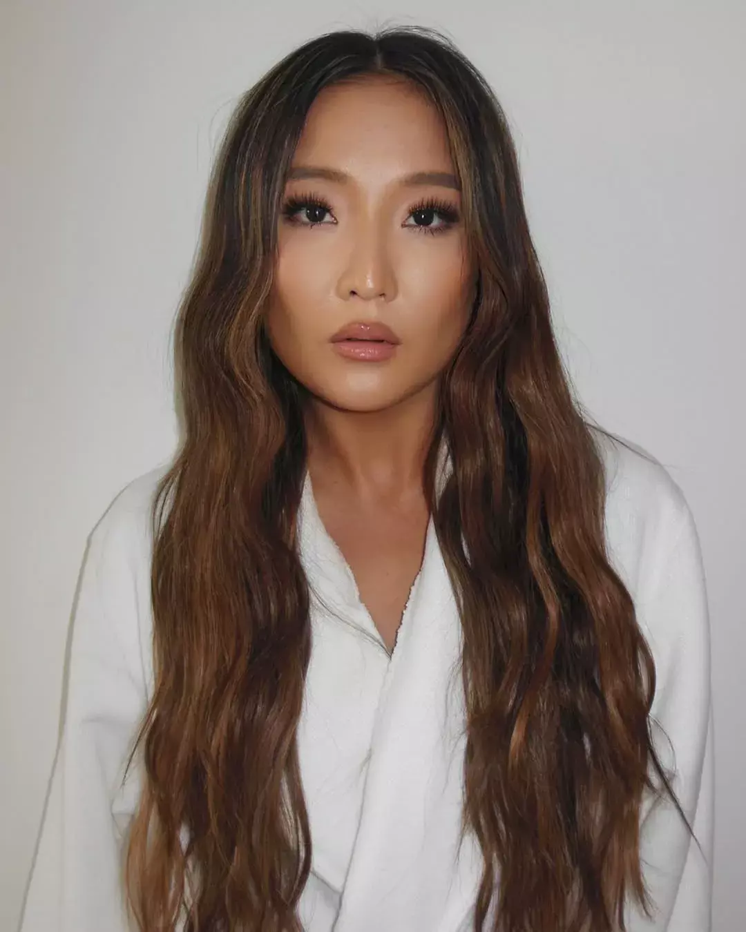 Lived-in caramel highlights blended into dark hair