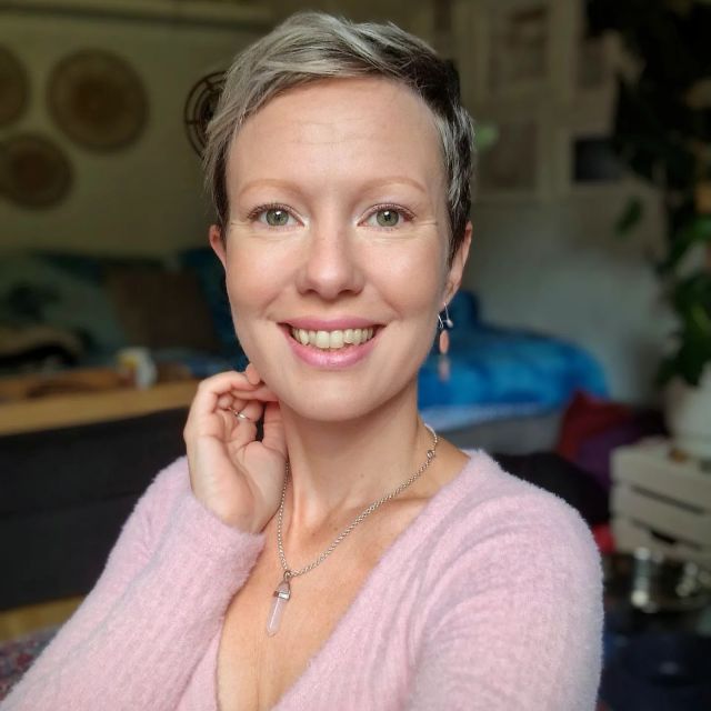 Two-tone pixie with dark roots and blonde top haircut