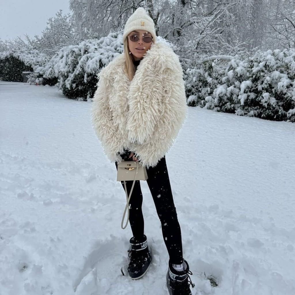 Cream Oversized Puffer Over a Pale Blue Fitted Top apres ski outfit